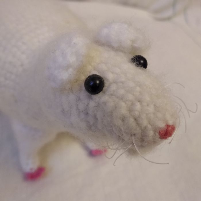 Вязаная игрушка мышка