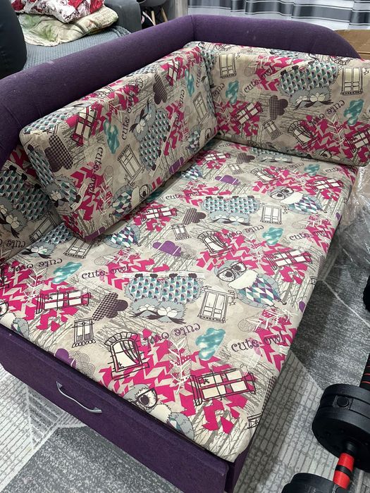 Тахта  раскладывается 
Длина 115 см
В разложеном виде 175см
Цена 18 то