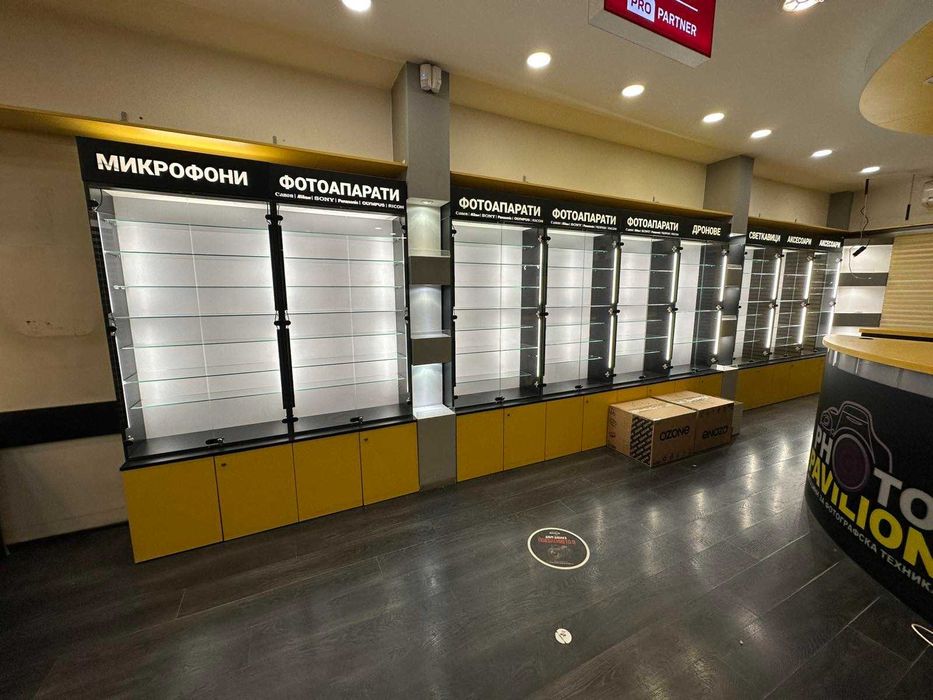 Модулни витрини с LED осветление и стъклени рафтове – със заключване