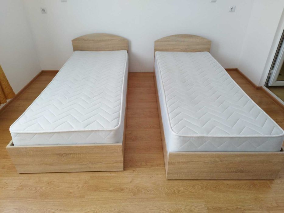 Единични легла с матраци в добро състояние
