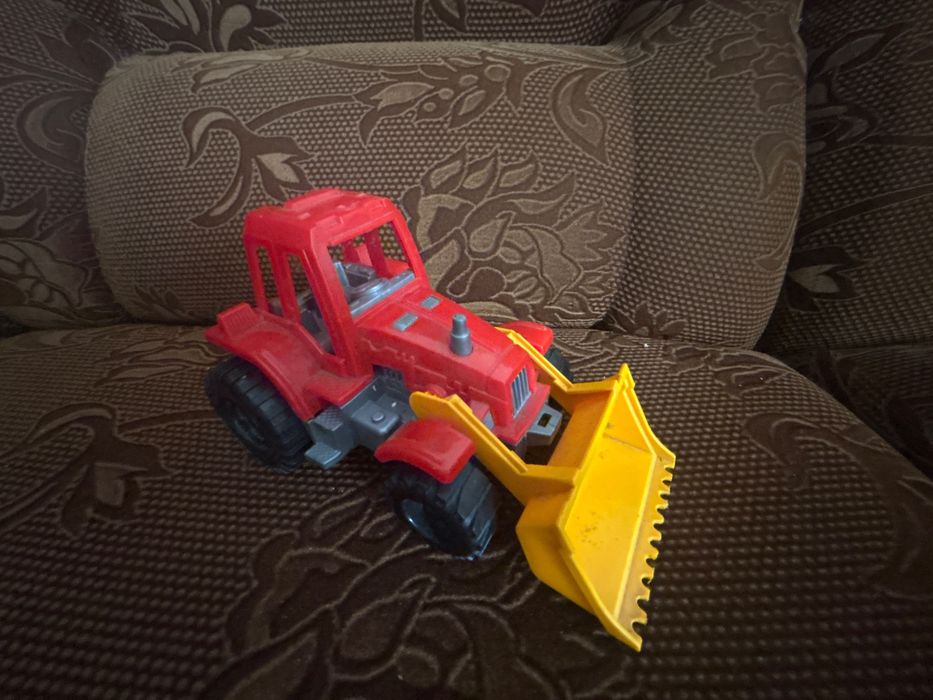 Продам игрушку трактор