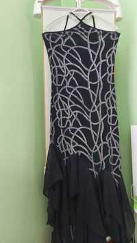 Дълга елегантна черна рокля с тюл  от еластична материя