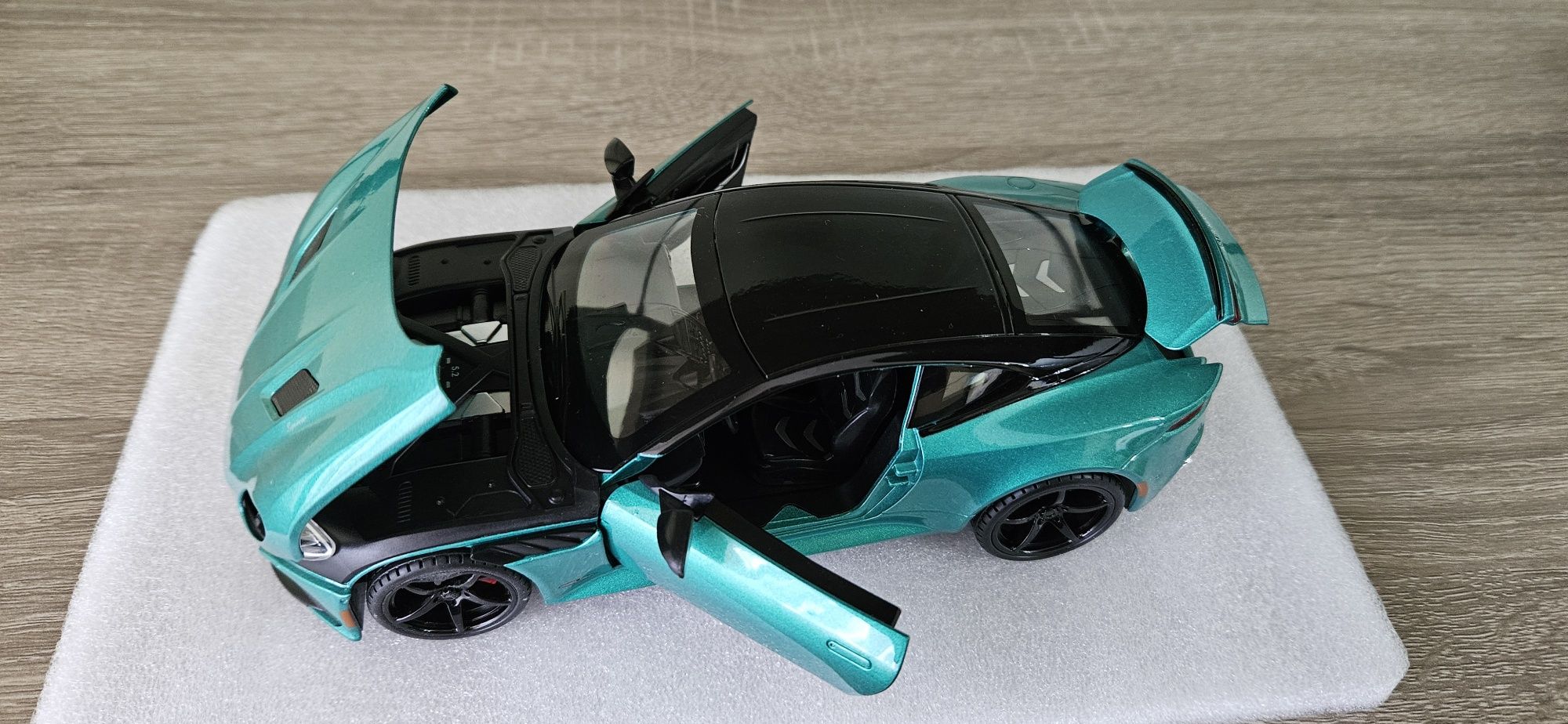 Macheta 1:24, Aston Martin DBS