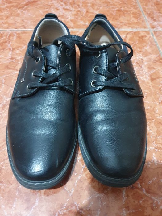 Vând pantofi băieți