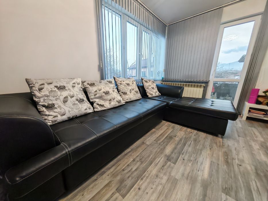 Черен кожен диван с лежанка