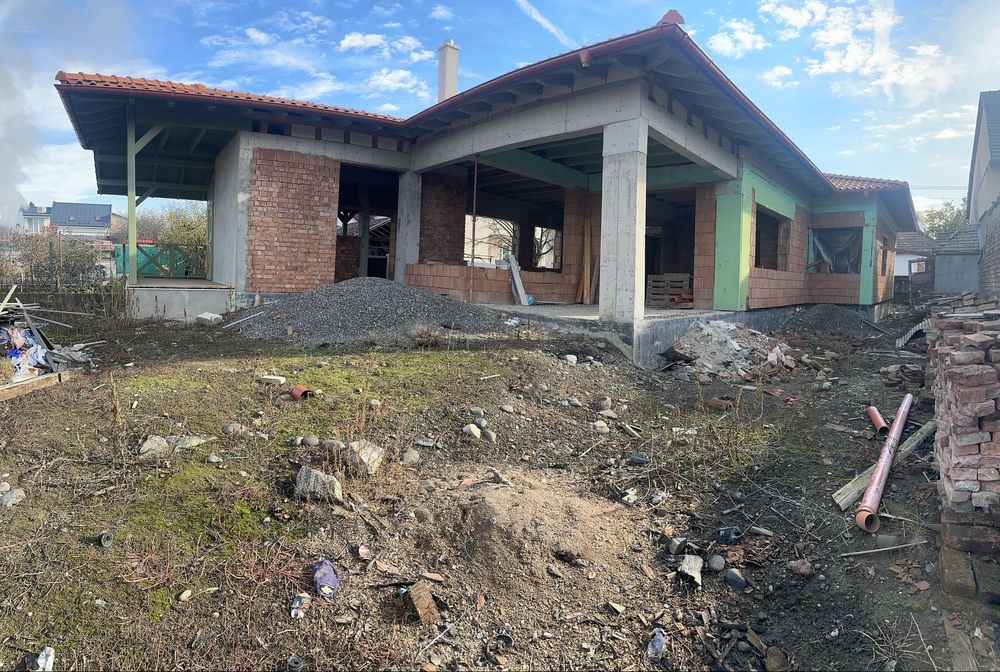 Vand casa la rosu cu 900 mp teren str Hegyi Lajos in spate la litoral