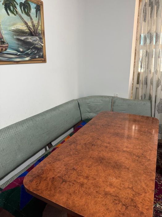 Кухонный стол с диваном