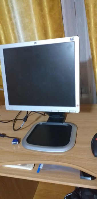 Monitor rotativ  HP L 1750,  17 inch