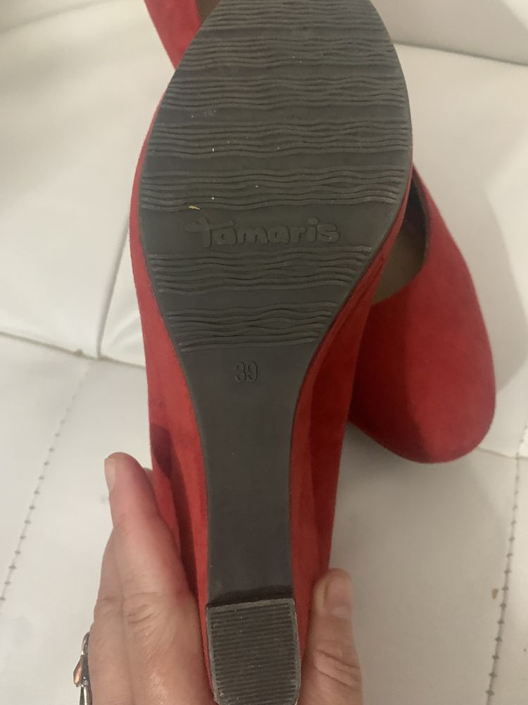 Pantofi rosii noi piele intoarsa  39