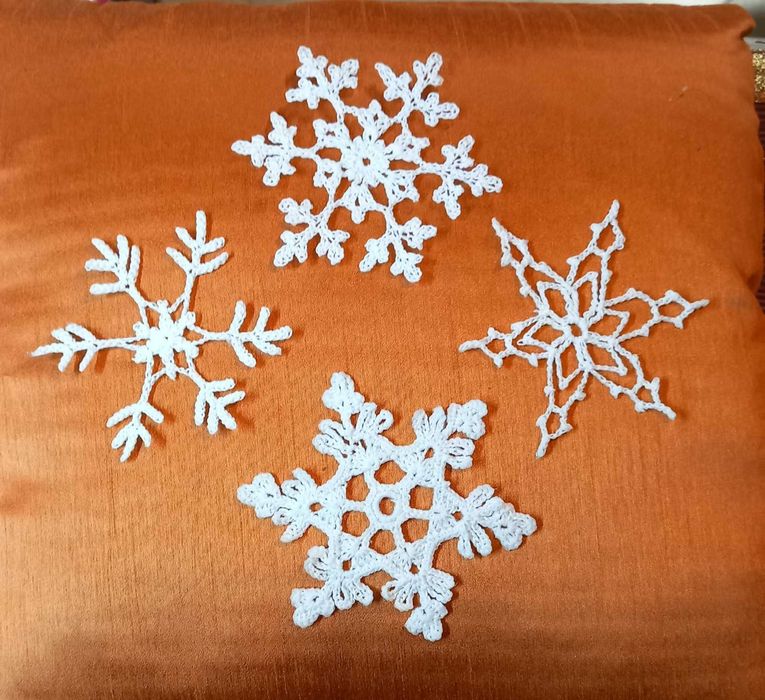 Нежни атрактивни снежинки -ръчна изработка