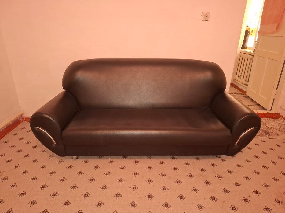 Кожанный диван черный