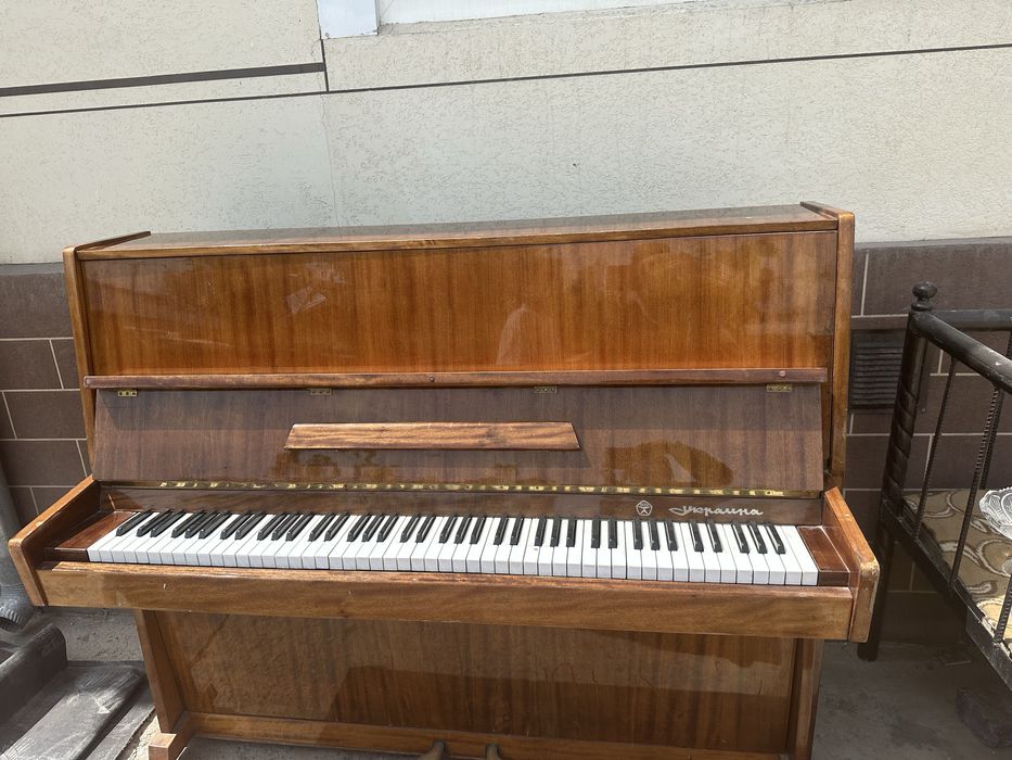 Piyaniya sotiladi ukarinaniki 500min kelishiladi