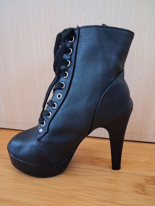 Продавам пънк/готик черни боти на високи токове