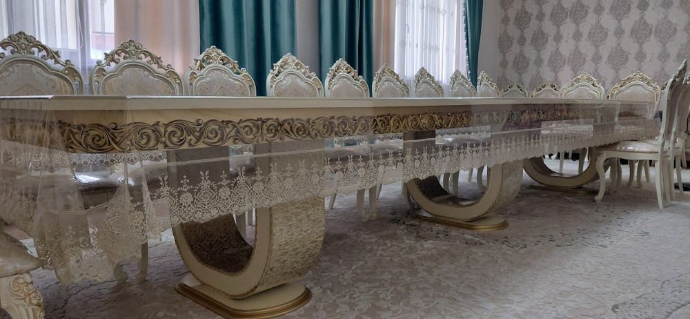 Стол гостевой почти новый