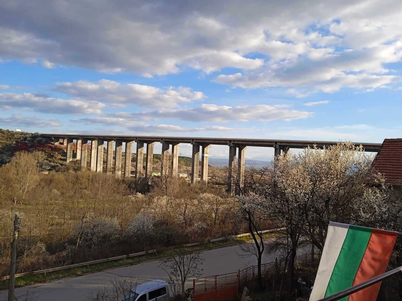 Продавам къща в близост до София