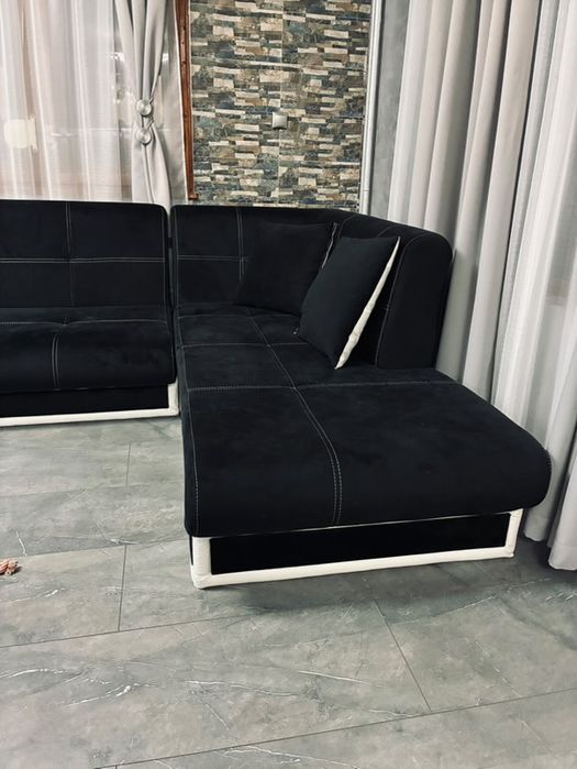 Диван отдолу има място и се разпъва и става по - голям