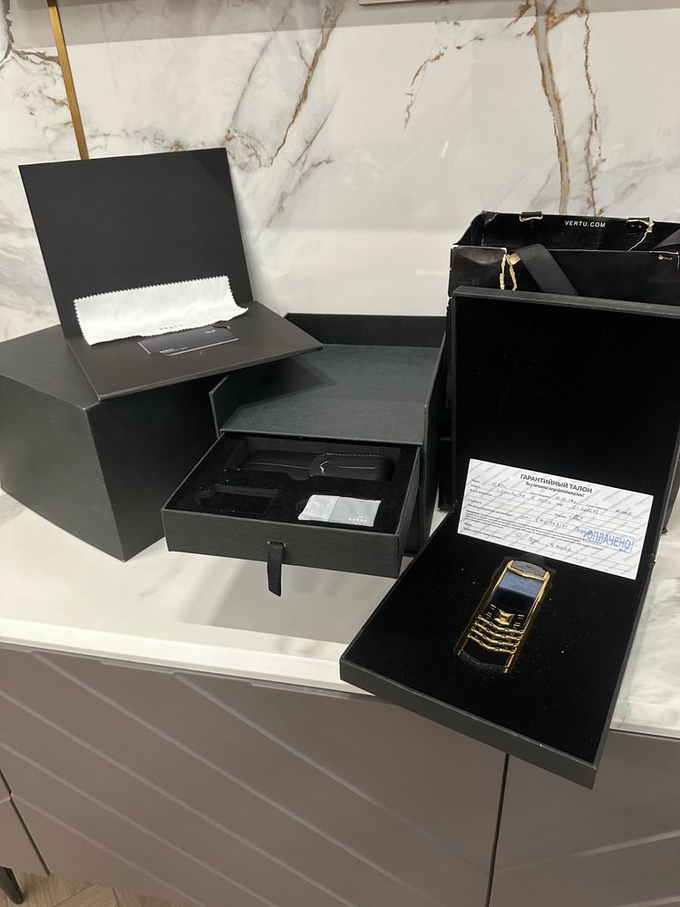 Vertu Signature Design Gold