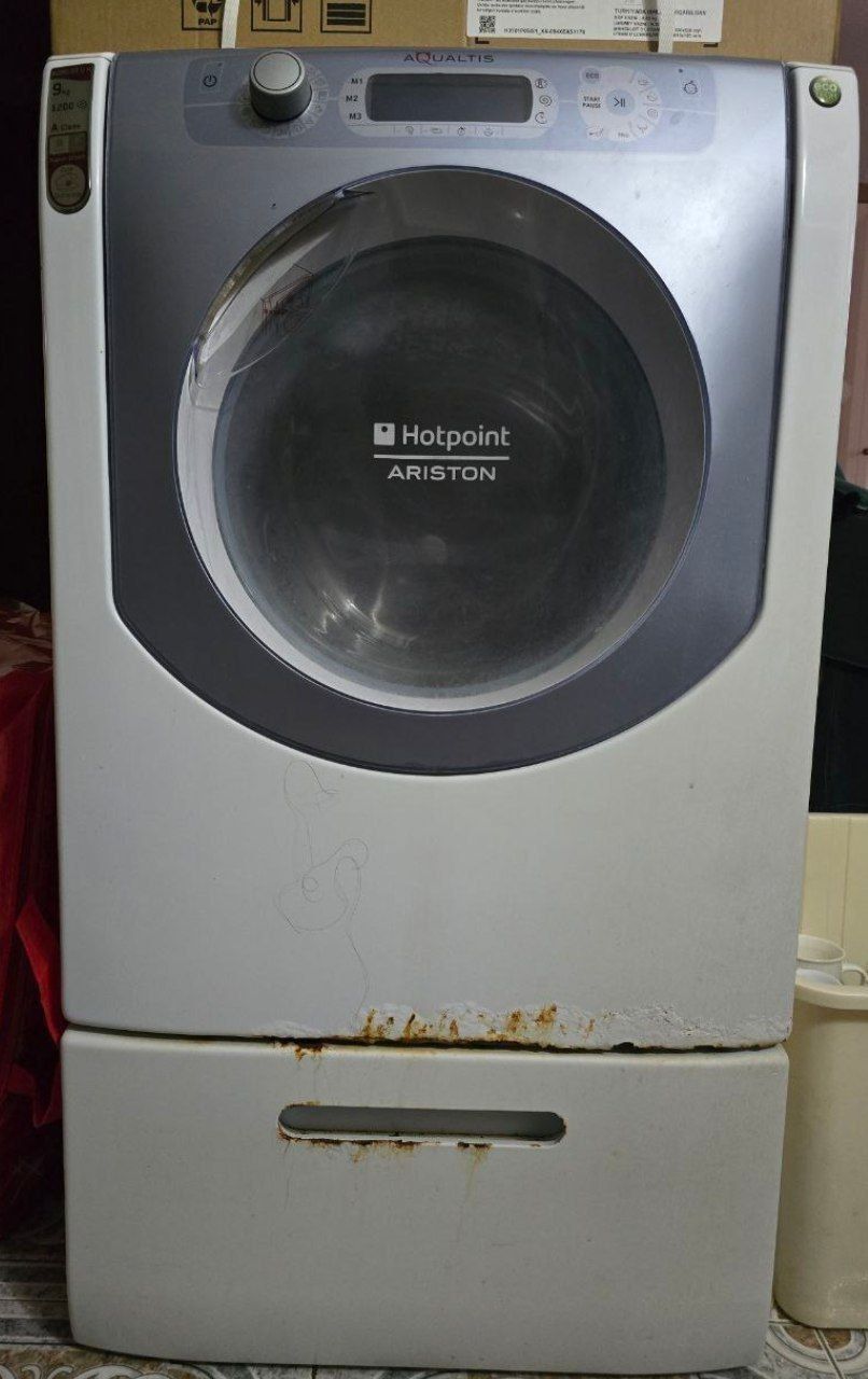 Стиральная машинка Aqualtis  Hotpoint Ariston б/у