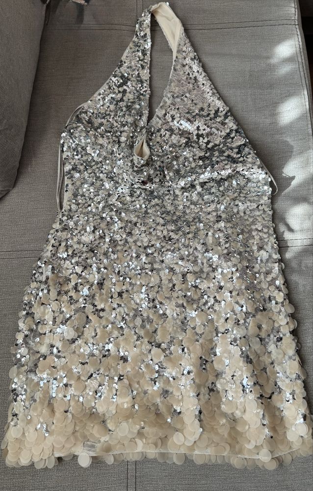 Коктейлна рокля на Zara с пайети в сребърно и бежово с гол гръб