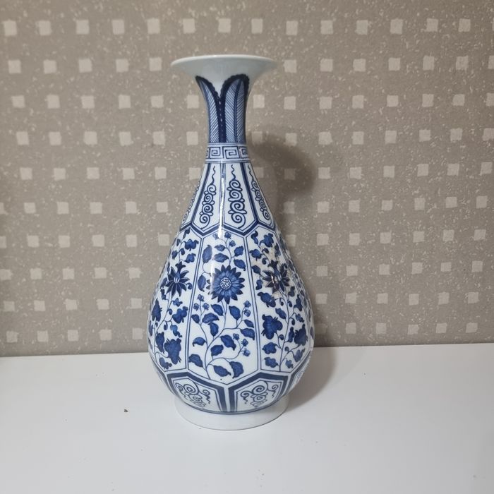 Vază porțelan chinezesc albastru pe alb, model floral