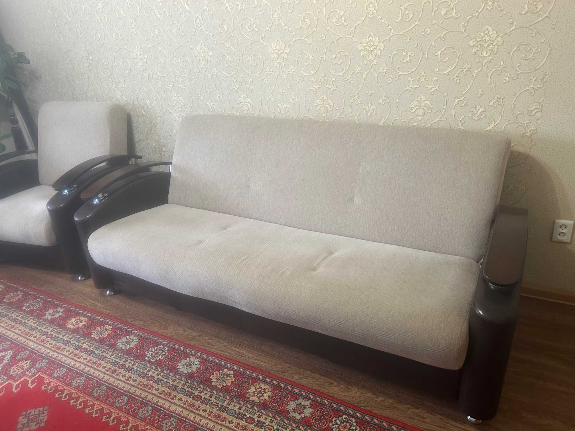 Диван и одно кресло