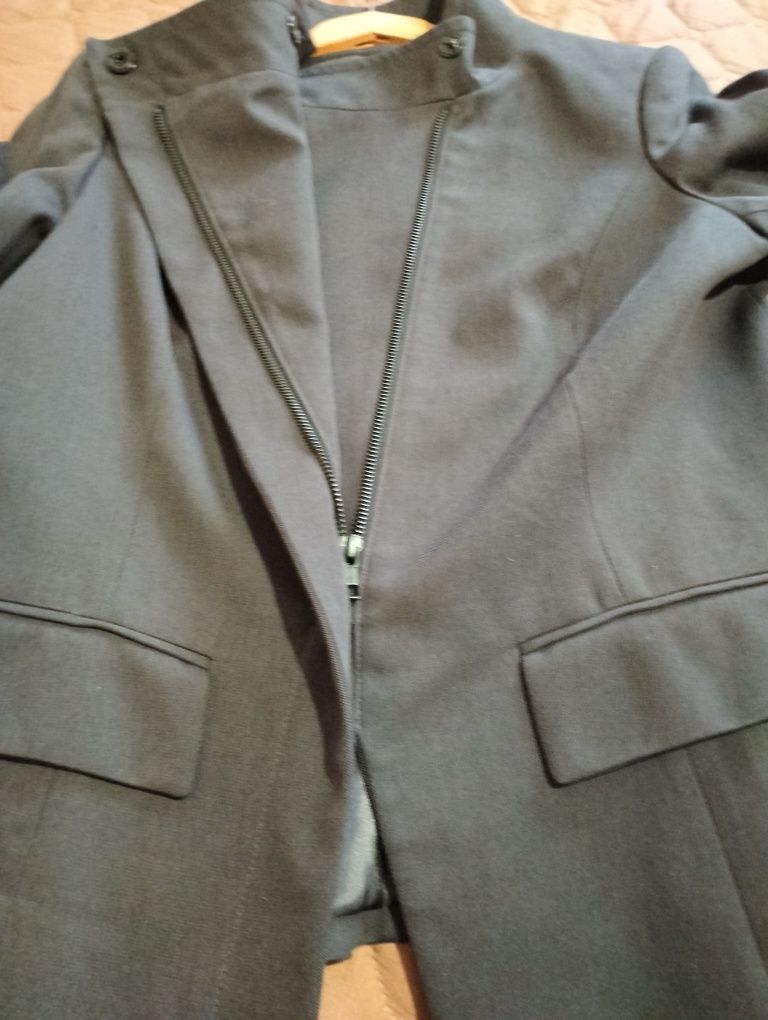 Страхотно почти ново марково сако на Capasca , носено е само 2 пъти
