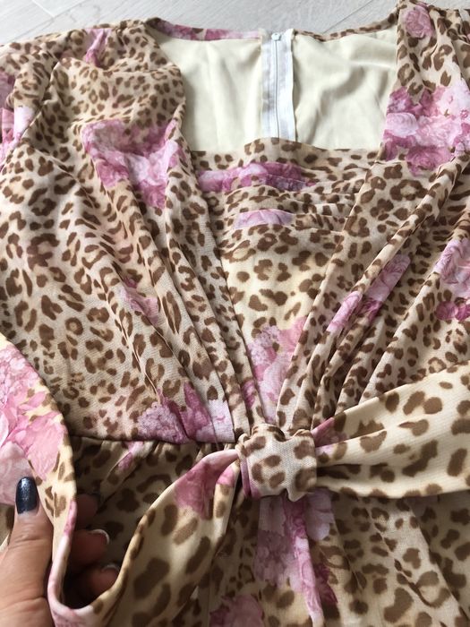 Къса лятна бежова рокля от плат леопардова щампа и рози