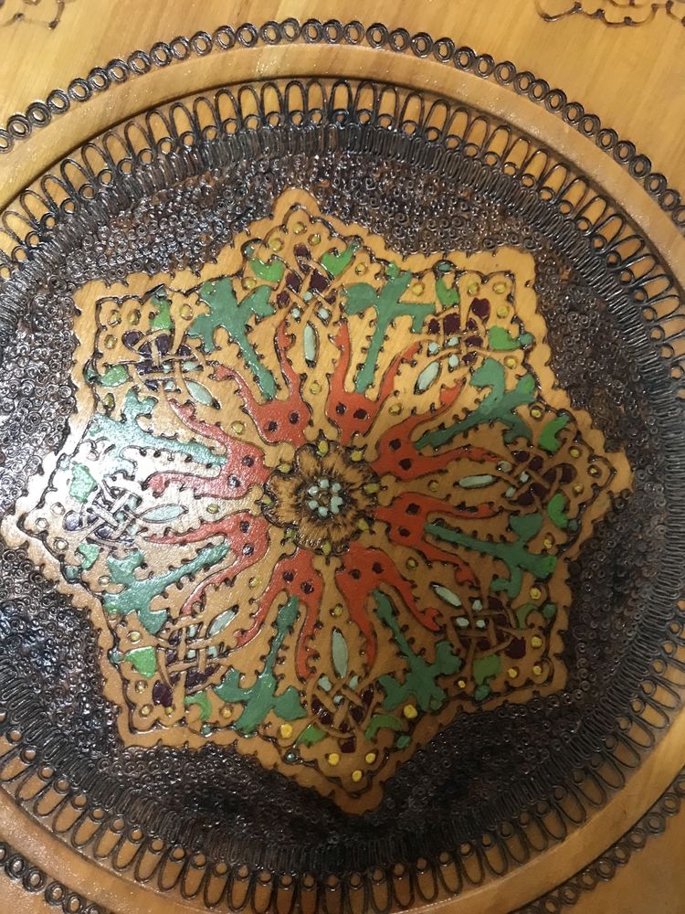 Рисувана декоративна чиния