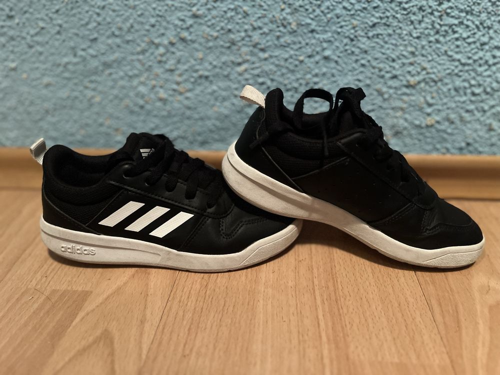 Обувки Adidas номер 33