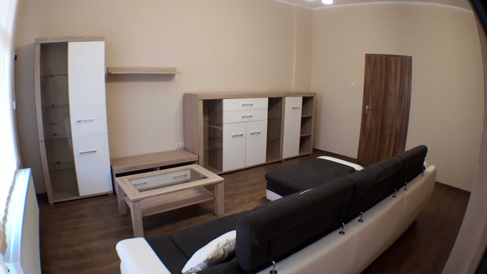 Inchriez apartament central cu parcare privata in curte