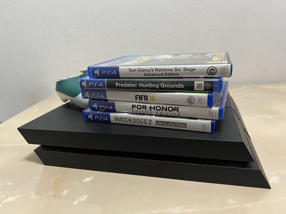 Vand playstation 4 cu jocuri si controller