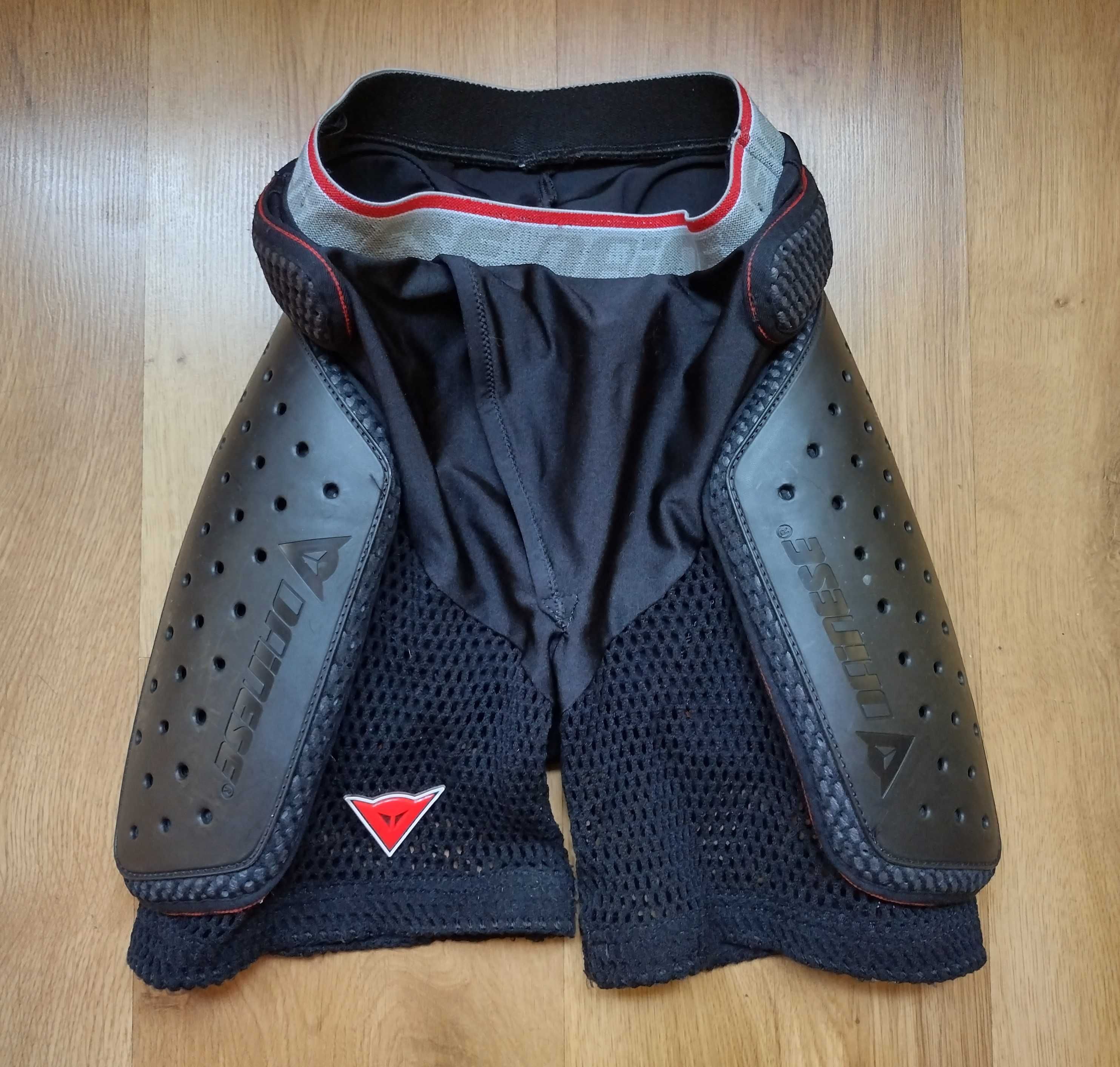 Dainese - защитни шорти с протектори