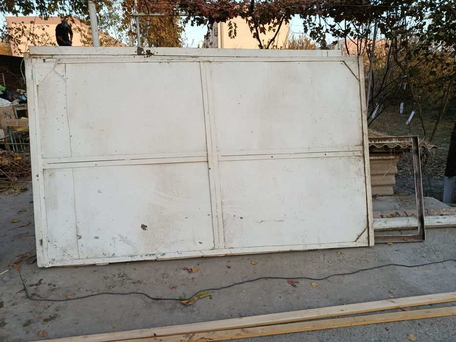 Дарвоза сотилади