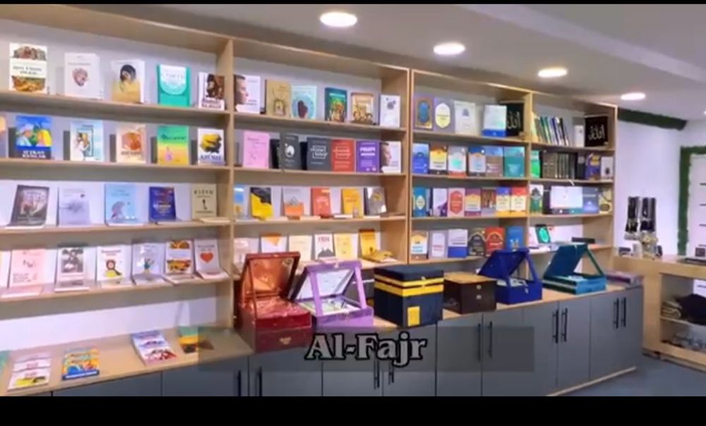 kitob javoni va vitrinniy stol