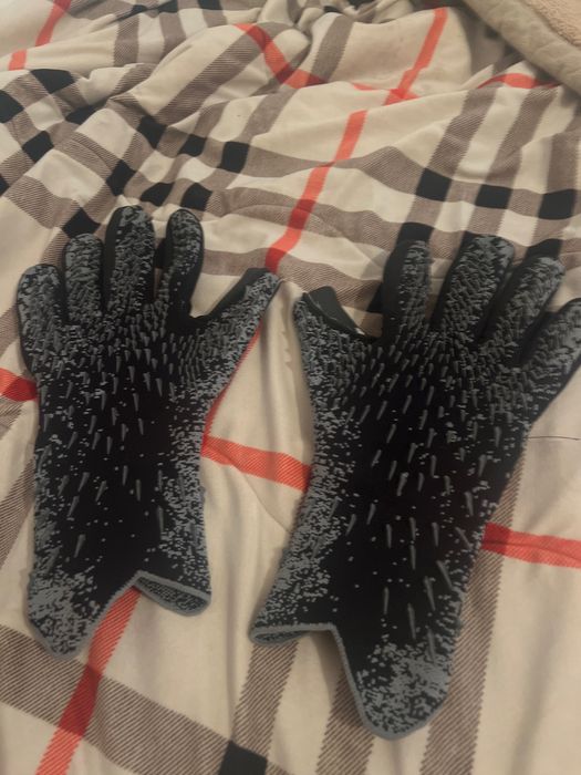 Продам професиальные Вратарские перчатки Predator