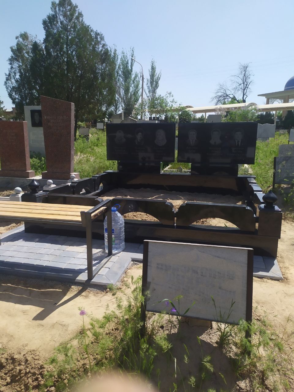 Эксклюзивные и стандартные памятники, собственная производства