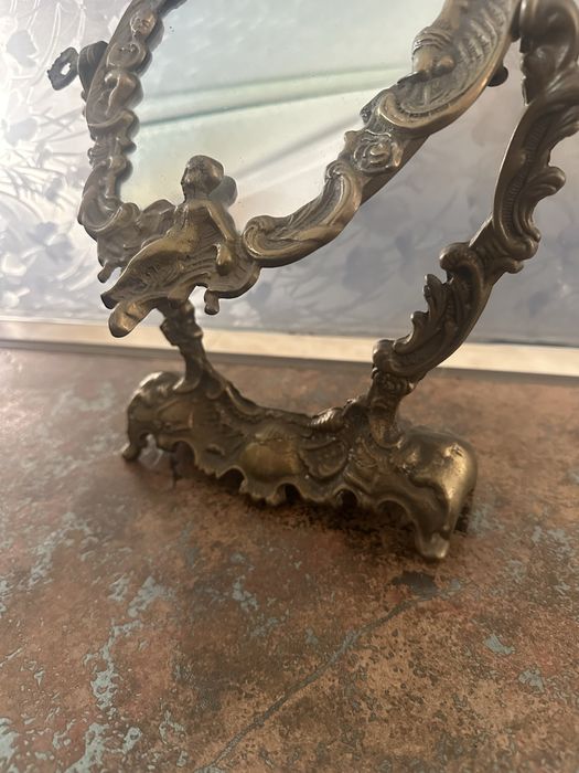 Oglinda din bronz masiv ,model exemplar . De colectie !