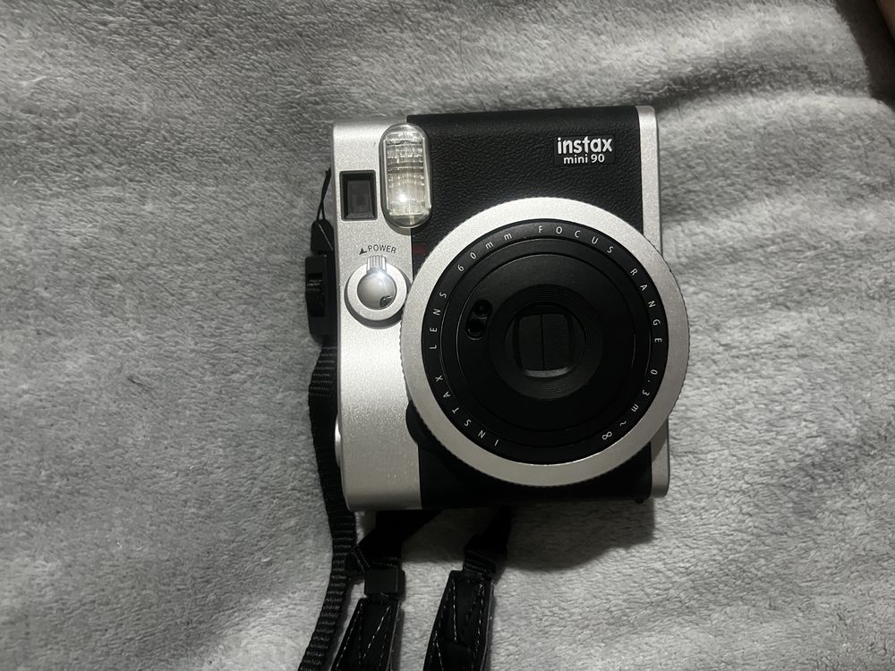 продаю фотоаппарат мгновенной печати instax mini 90