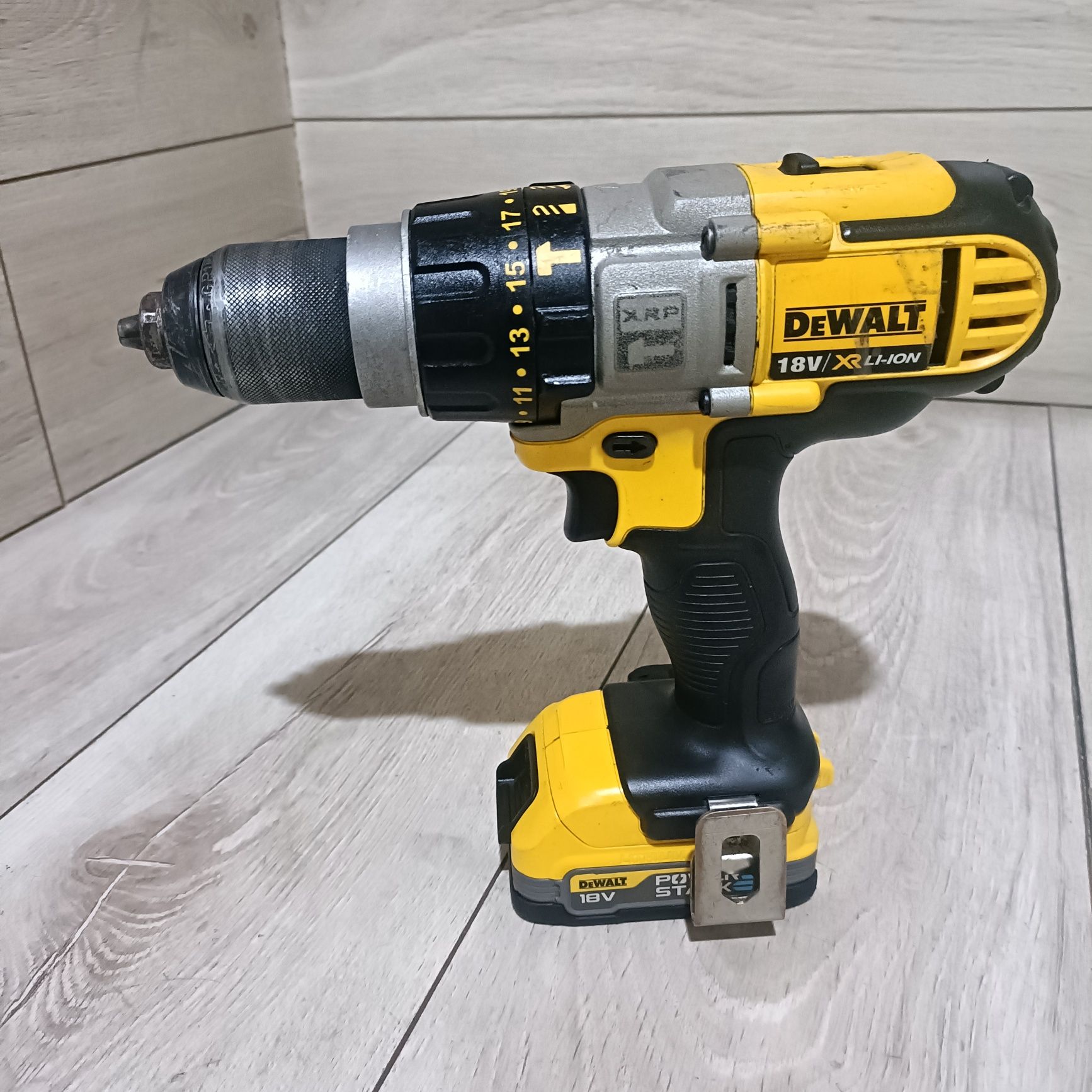 Filetanta cu percutie DeWalt DCD985
