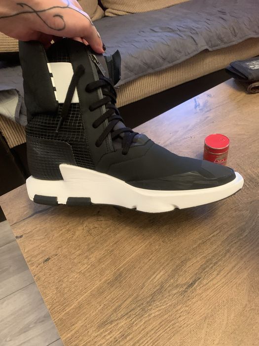 Adidas y-3 noci aproape noi