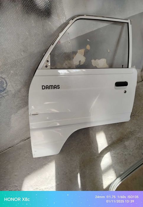 Дамас олди эшиги, чап тараф