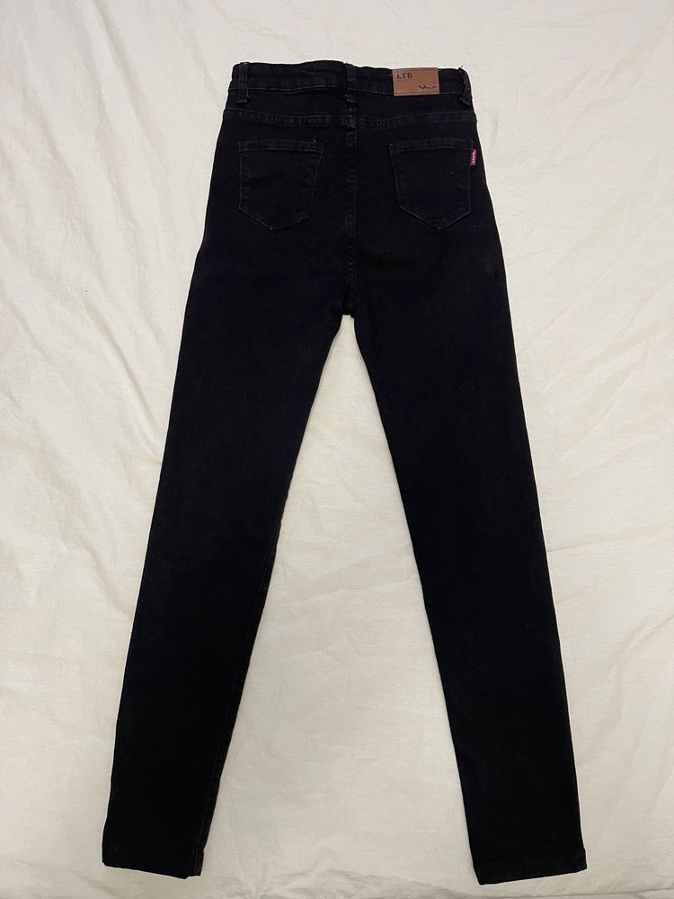 Продам джинсы 26 размер (маломерит )