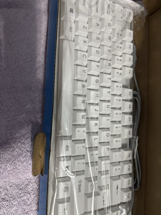 Клавиатура белого цвета