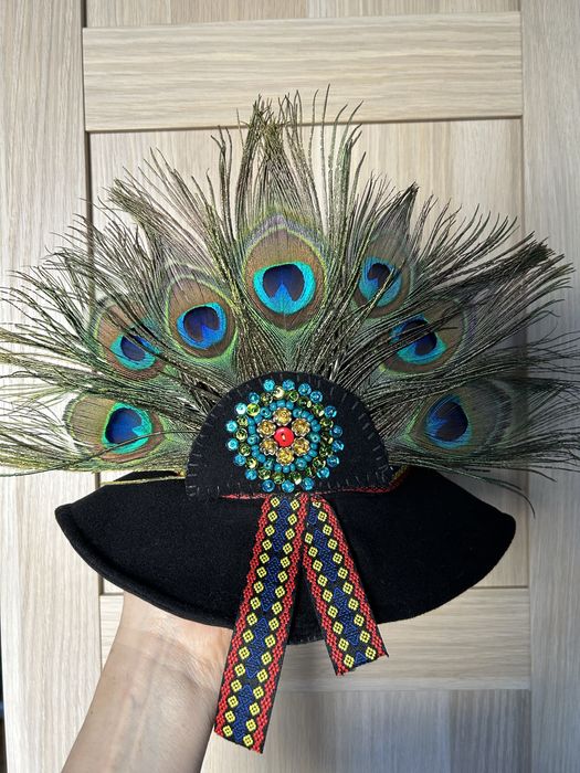 Pălărie cu model traditional cu pene de păun- model petru copii