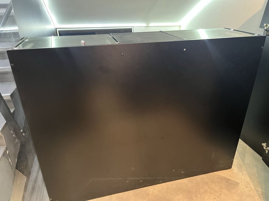 Ресепшен витрина сделана на заказ в замками