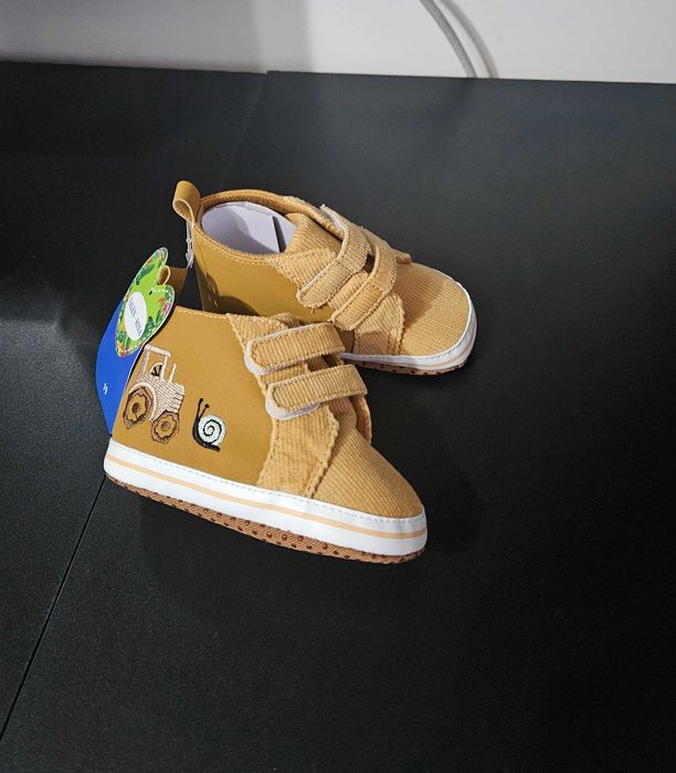 Sneakersi galbeni 7-12 luni