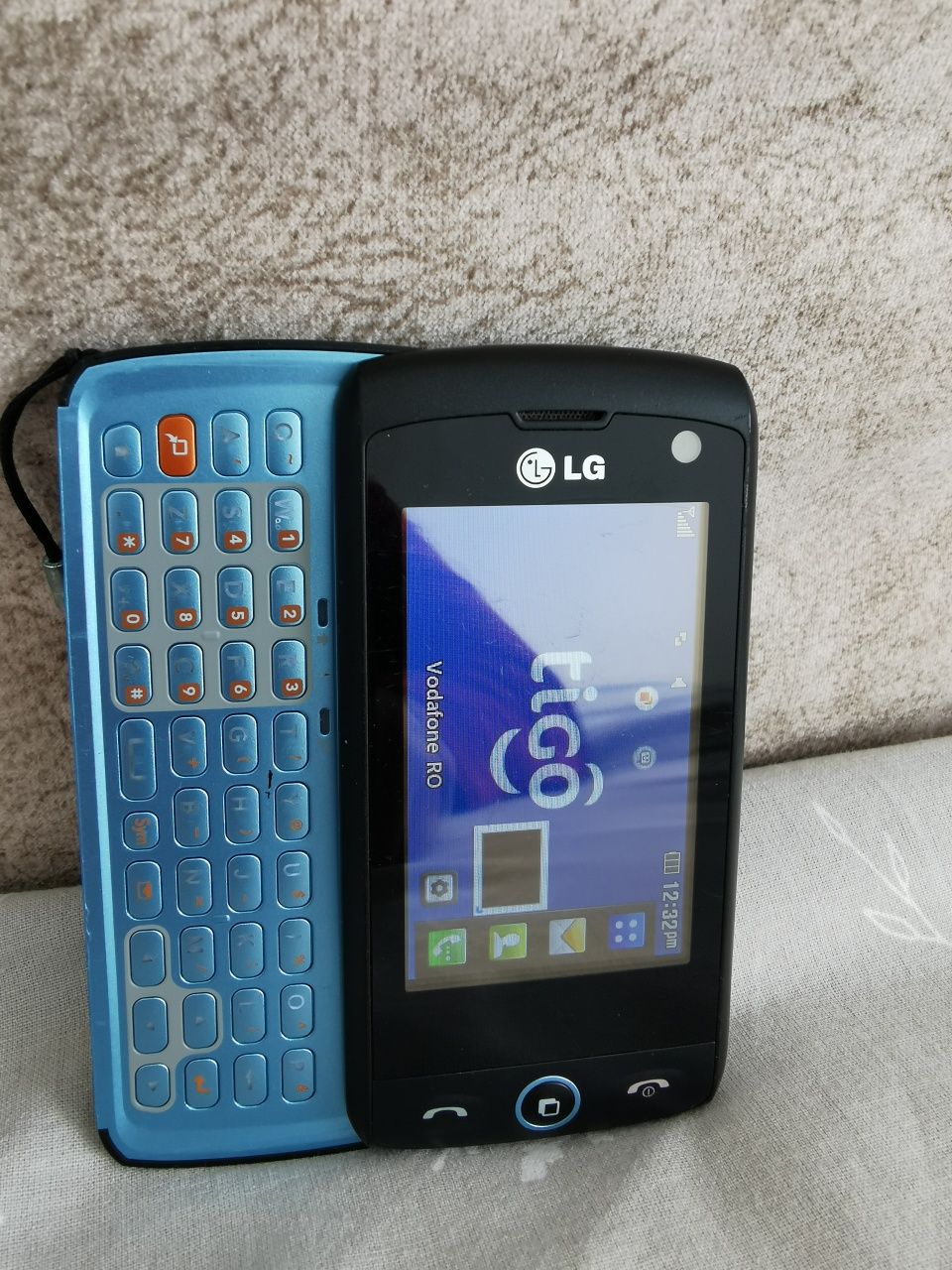 Telefon mobil model Lg Gw 525 glisant tastatura QWERTY