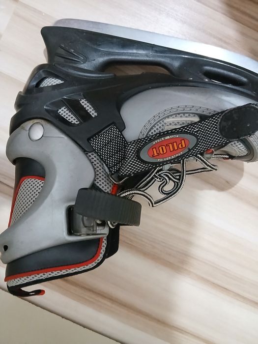 Patine mărime 40 in conditii foarte bune