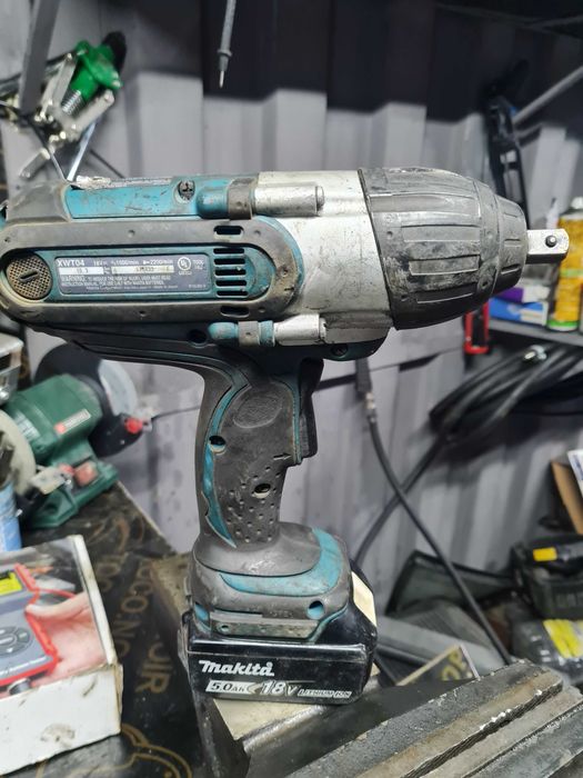 Makita impact XWT04 гаийковерт перфектен 18v