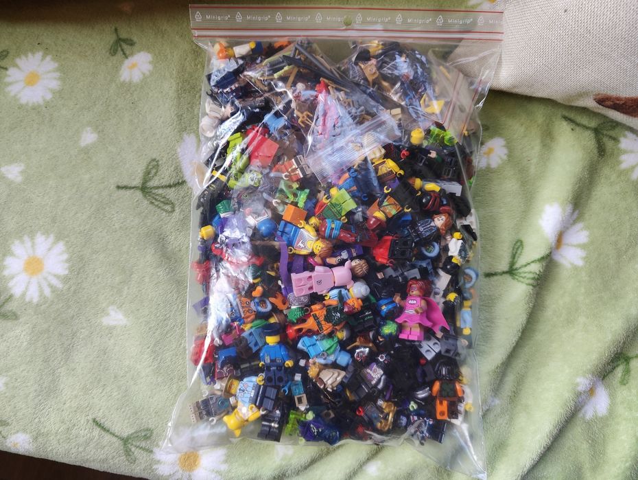 Голяма колекция Lego минифигури